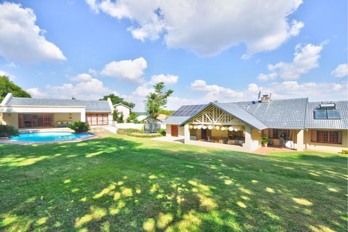 Bryanston East House To Rent: Spacious home with pool, cottage, and security features.