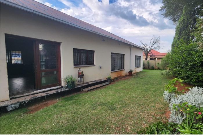 House for Sale in Brakpan Central: 3 Bedrooms, Pool, Double Garage, Security.