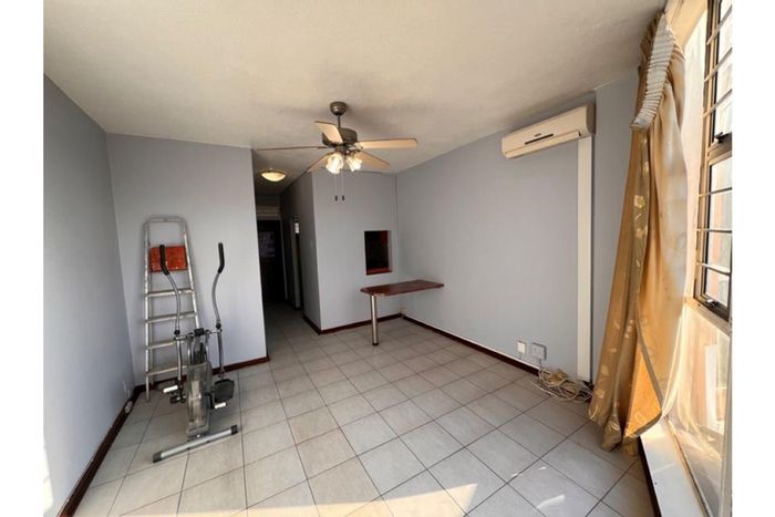 Windermere Apartment For Sale: 2 beds, 1 bath, parking, storage, fiber internet.