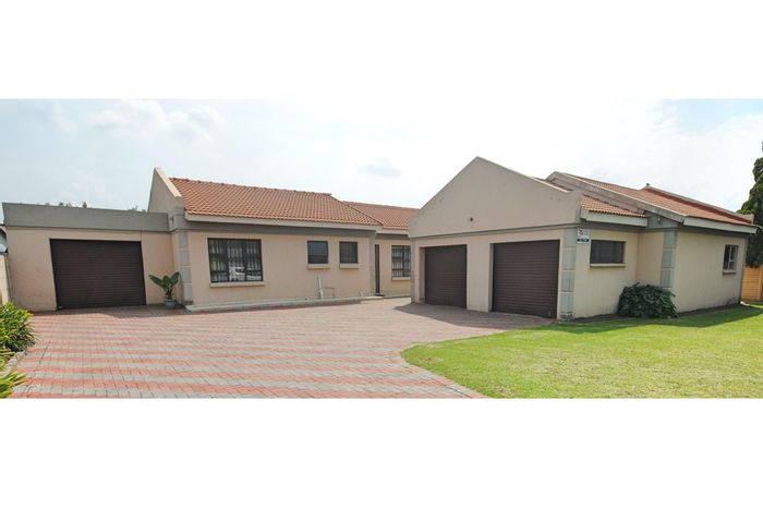 Vanderbijlpark Ce 4 House For Sale: 4 beds, double garage, garden, income potential.