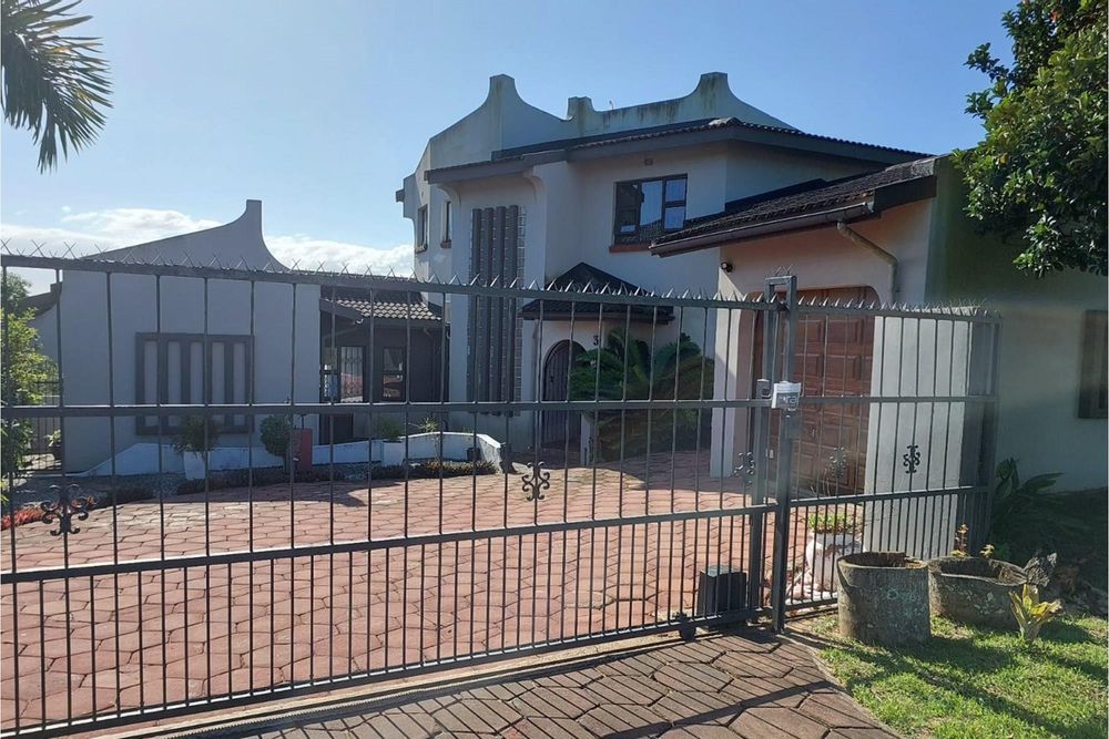 For Sale House in Meer En See with pool, flatlet, and spacious garage