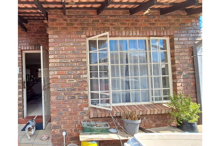 For Sale: Townhouse in Parys Central with open-plan living, underfloor heating, and low maintenance.