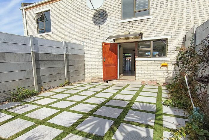 For Sale: Oakglen Townhouse with 2 bedrooms, carport, and enclosed garden.