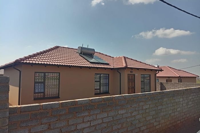 For Sale: House in Lufhereng with 3 bedrooms, en-suite, carport, and security features.