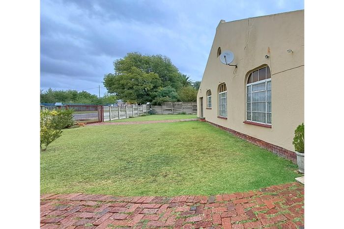 Parys Central House For Sale: Spacious yard, three bedrooms, development potential.