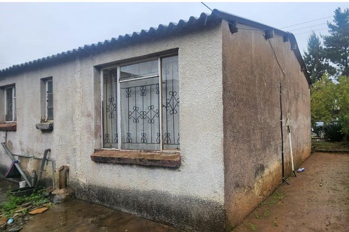 House for Sale in Phuthaditjhaba Central: 4 rooms, 2-bedroom cottage, double garages.