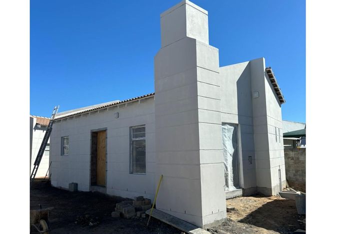 For Sale: House in Velddrif Central with en-suite, garage, and no transfer fees.