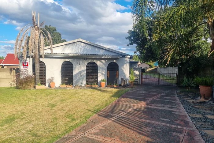 House for Sale in Pioneer Park: 3 bedrooms, garage, carports, spacious yard.