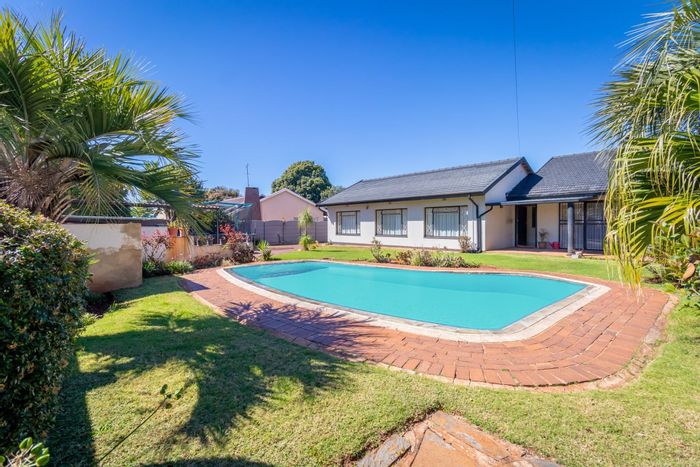 For Sale: House in Ontdekkerspark with pool, study, and ample parking.