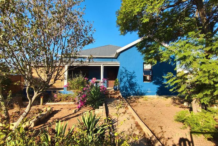 Moorreesburg Central House For Sale: 3 Bedrooms, pool, double garage, spacious garden.