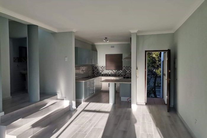 Bryanston Apartment For Sale: 2 beds, pool, clubhouse, 24-hour security, balcony.