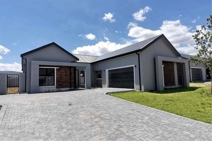 House for Sale in Paarl South: New builds with gourmet kitchens, security, and views.