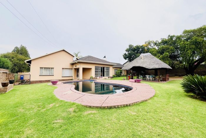 Elarduspark House For Sale: 4 Bedrooms, Pool, Lapa, Double Garage, Income Potential.