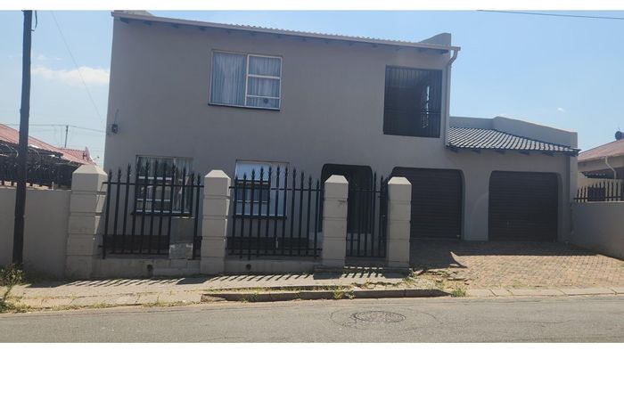 For Sale: House in Coronationville with open-plan living, balcony, and granny cottage.