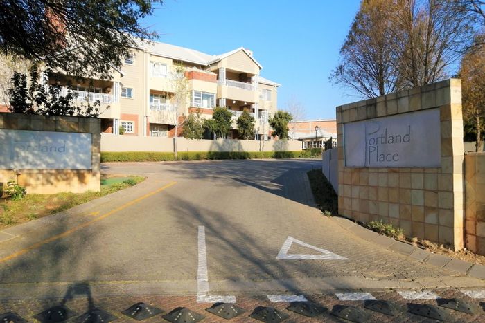 For Sale: Apartment in Greenstone Hill with pool, garage, and pet-friendly options.