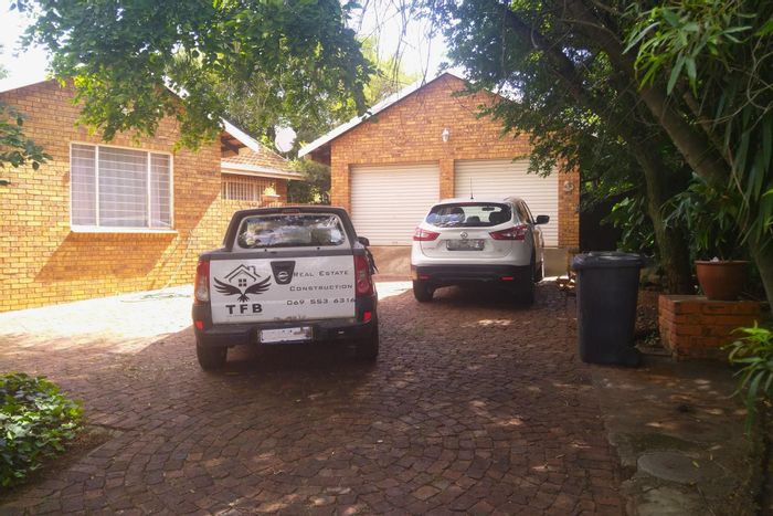 Lyttelton Manor House For Sale: 2 Bedrooms, Garden, Double Garage, Braai Area.