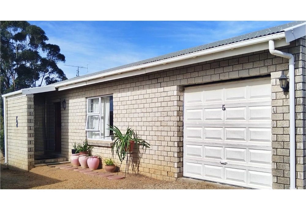 For Sale 2Bedroom House in Moorreesburg Central with large garage, no