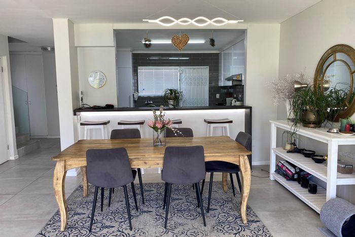 Waves Edge Townhouse To Rent: 3 bedrooms, patio, garage, near beach and amenities.