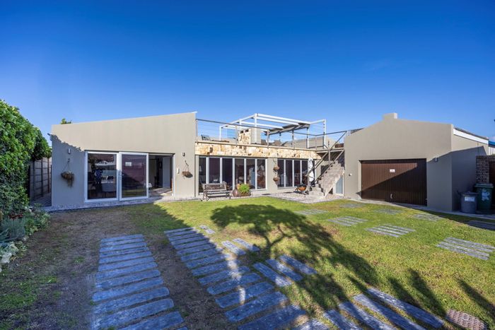 Beachfront House in Middedorp For Sale: Income Flatlet, Rooftop Terrace, Direct Beach Access.