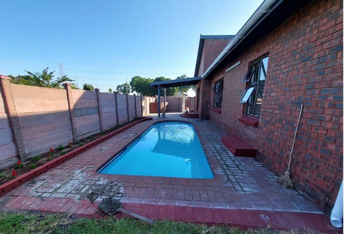 Brackenham House For Sale: 3 Bedrooms, Pool Access, Spacious Garden, 5 Parking Spaces.