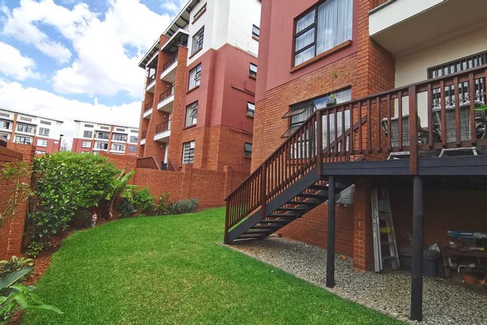 For Sale: Apartment in Greenstone Hill with clubhouse, pool, and inverter.