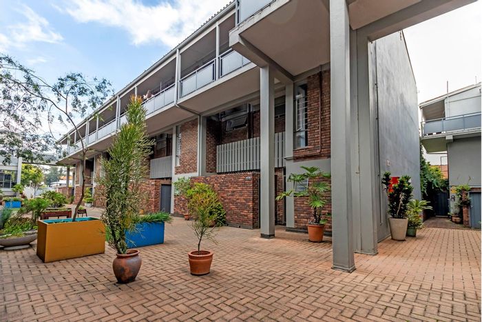 Craighall Apartment For Sale: 1.5 bed, pool, secure parking, fibre internet.