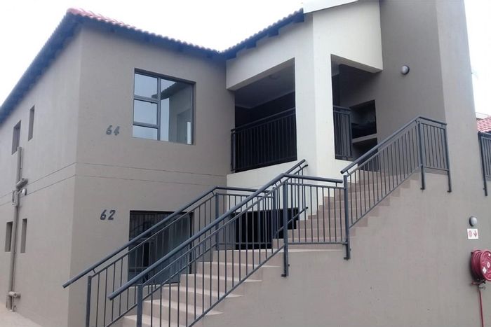 Brentwood Apartment For Sale: 2-bed, 2-bath, balcony with built-in braai.