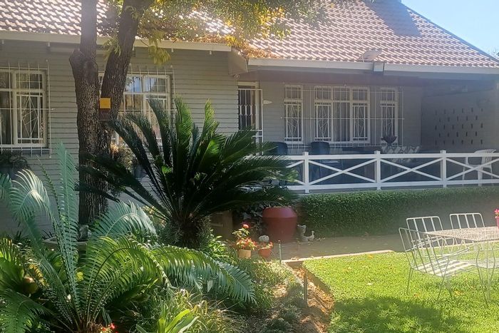 Spacious St Helena house for sale: 5 beds, flatlet, enclosed lapa, garden.