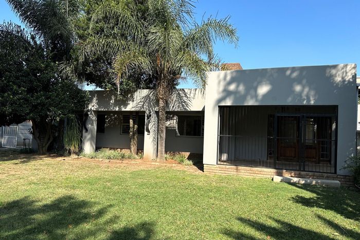 Huttenheights House For Sale: 3 beds, pool, garage, and entertainment patio.