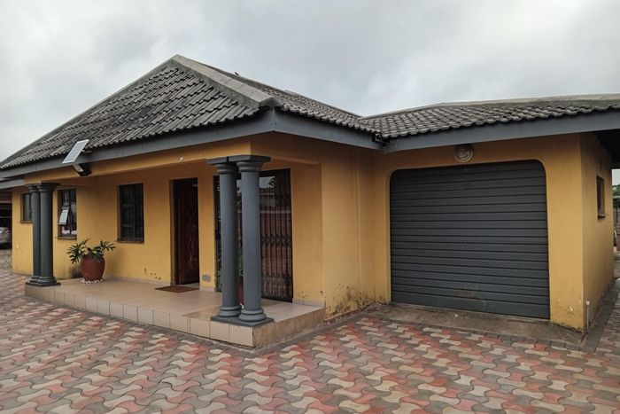 Esikhawini Central House For Sale: Secure, spacious, garden, garage, and play area.