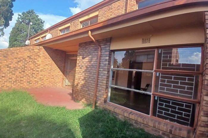 For Sale: 3-Bedroom Townhouse in Vanderbijlpark Cw with garden, garage, and guest toilet.