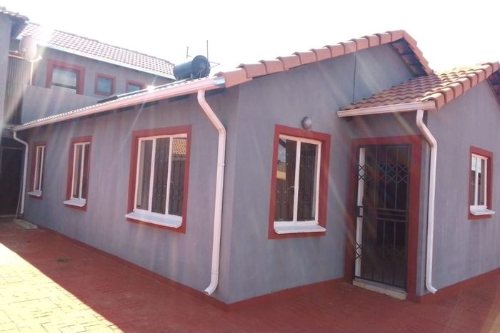 To Rent: House in Protea Glen with 3 bedrooms, open-plan kitchen, and spacious yard.