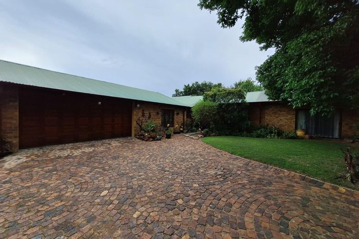 Spacious Sasolburg Central house with pool, flatlet, and secure amenities for sale.