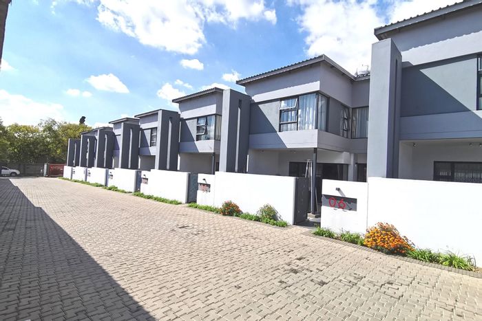 Edenvale Central Townhouse For Sale: Open-plan living, pet-friendly, double garage, secure complex.