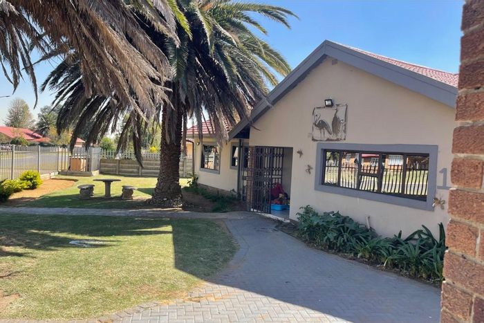 Kriel Central House For Sale: 3 bedrooms, office space, large yard, parking for 4.