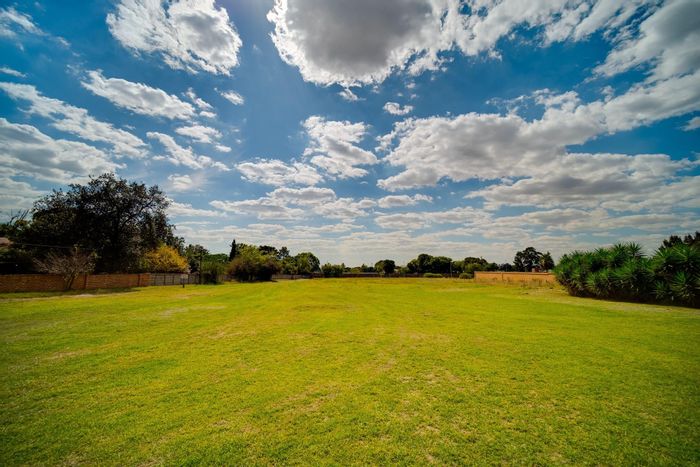 Bredell Farm For Sale: Versatile land, dual residences, entertainment amenities, near OR Tambo.