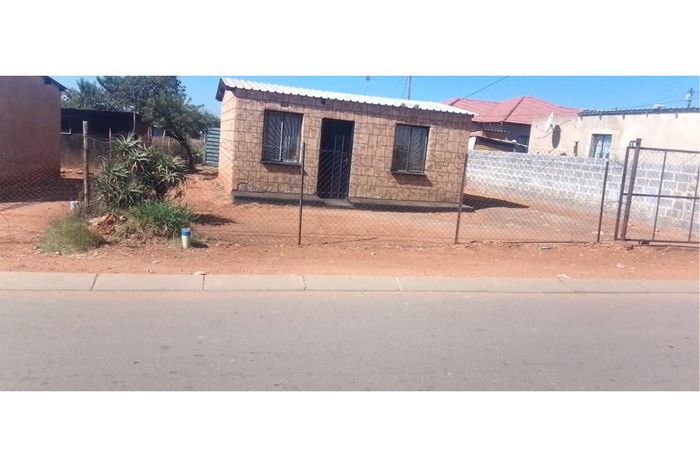 For Sale: House in Zonkezizwe with kitchen, dining room, near park and schools.