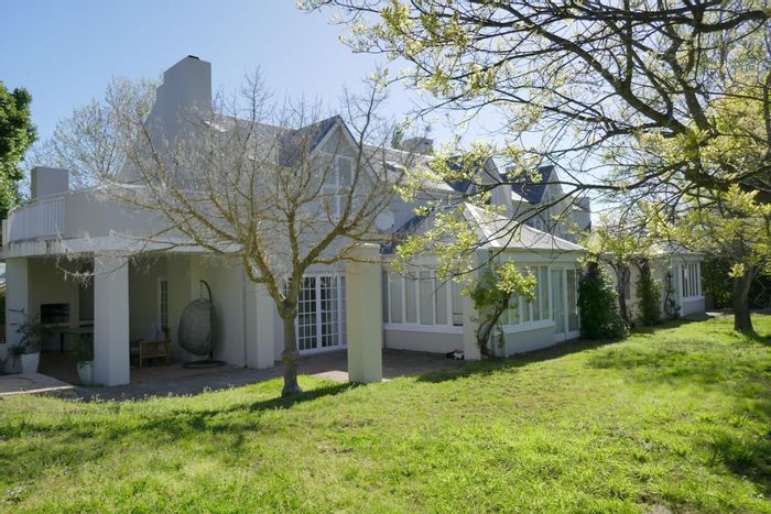 For Sale: Spacious House in Franschhoek Central with pool, flatlet, and estate amenities.