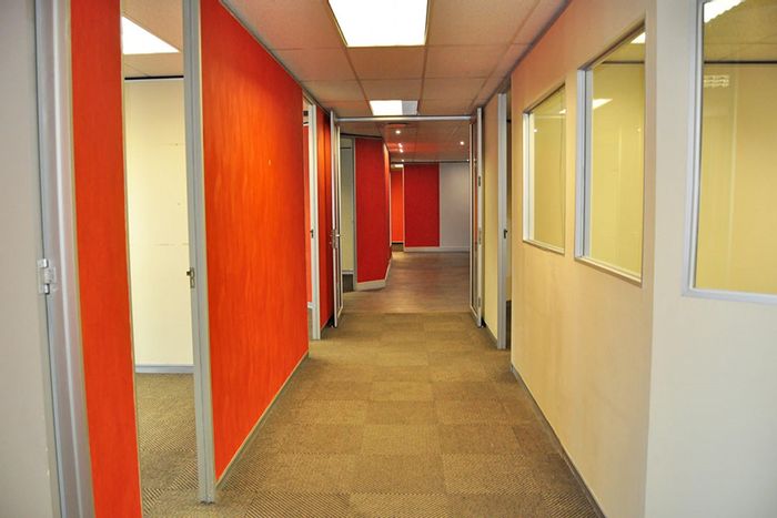 To Rent: Office in Cape Town City Centre with boardroom, kitchenette, and security.