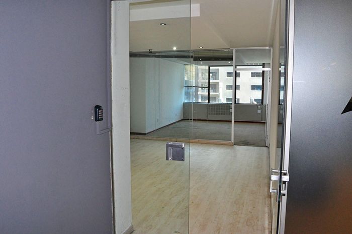 Office to Rent in Cape Town City Centre: 243m2, prime location, secure access.