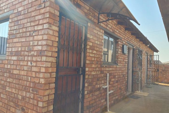 House To Rent in Palime: One bedroom, kitchen, parking, communal living amenities.