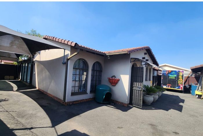 House for Sale in Huntingdon: 2 beds, garage, entertainment area with built-in braai.