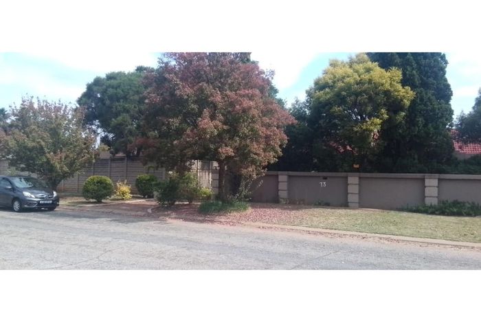 Vanderbijlpark SE 6 House For Sale: 3 beds, pool, flatlet, double garages.