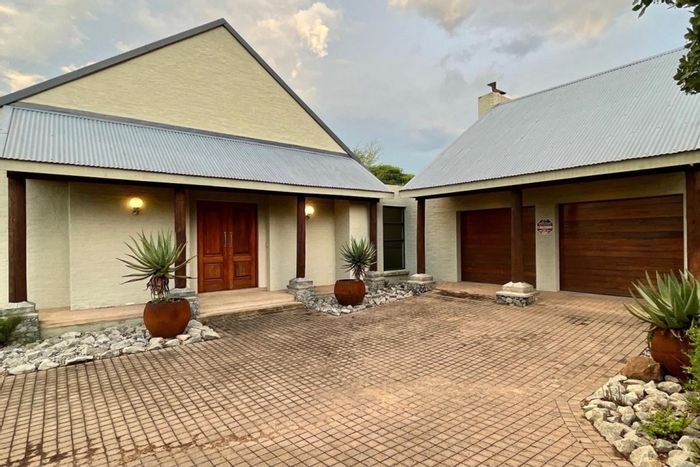 House for Sale in Sabie River Eco Estate: Open-plan living, outdoor shower, braai area.