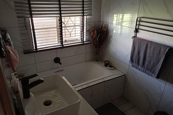Dalview House To Rent: 3 Bedrooms, Pool, Guest Toilet, Enclosed Yards, Garage.
