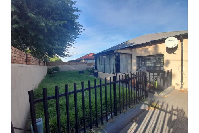 Versatile House in Rosettenville For Sale: Three Bedrooms, Two Cottages, Spacious Kitchen.