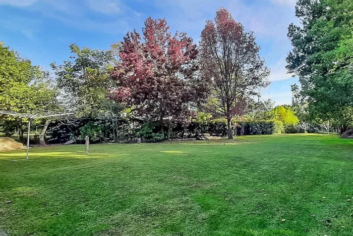 Glenwood House For Sale: 5000m² land, river, garden, and potential for development.