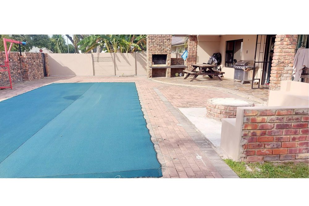 For Sale South House with 3 Bedrooms, Pool, and Separate 2Bedroom Flat. 700200156734