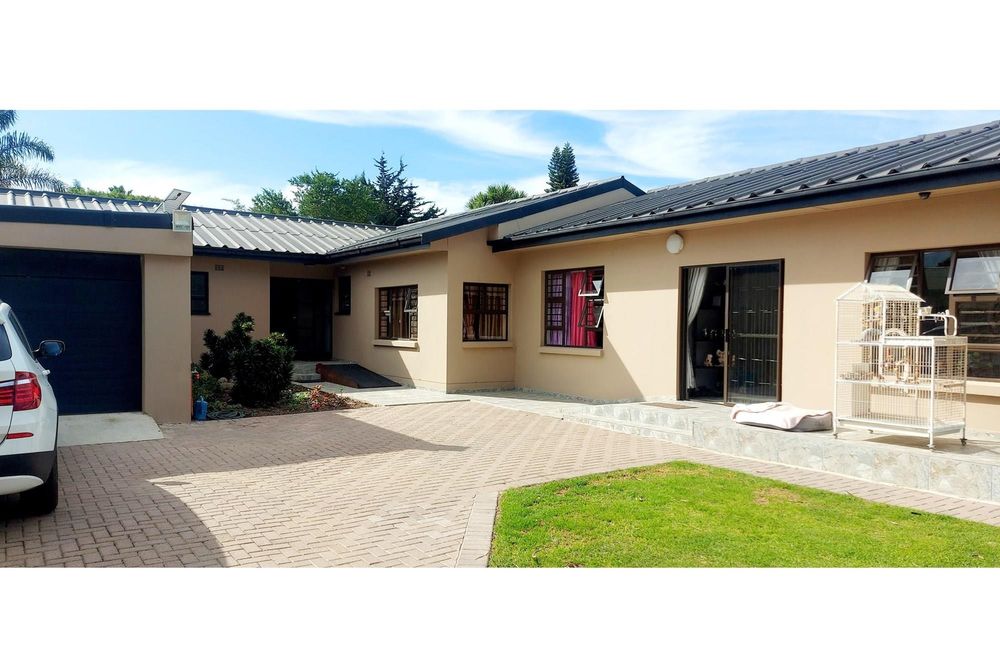 For Sale South House with 3 Bedrooms, Pool, and Separate 2Bedroom Flat. 700200156734