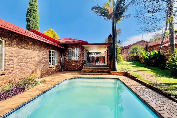 Erasmuskloof House For Sale: Pool, braai area, garden, security, and fiber internet.